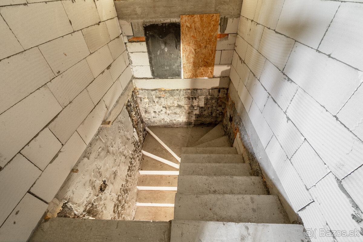 VÝRAZNE ZNÍŽENÁ CENA - Na predaj rozostavaný rodinný dom - 12