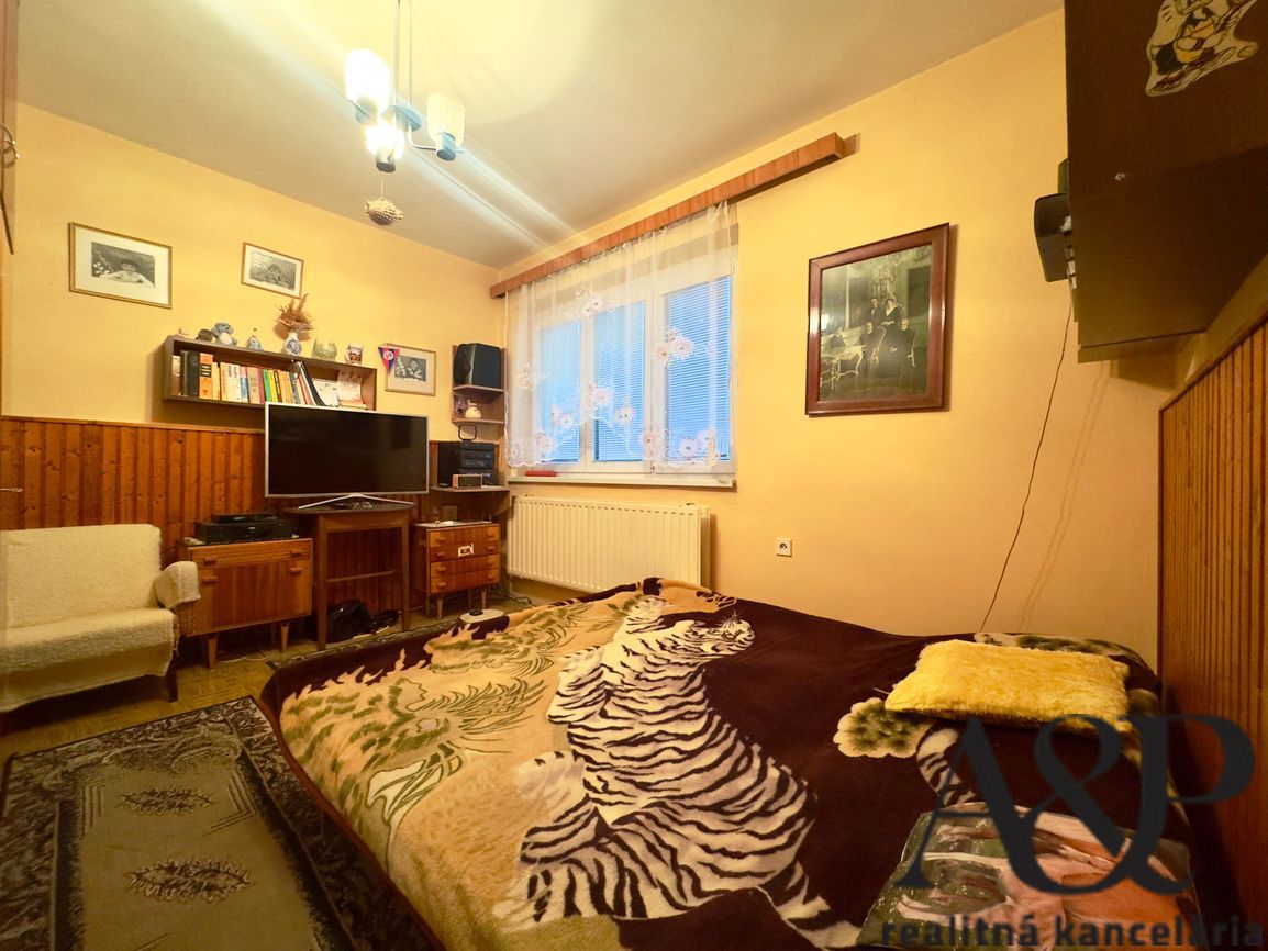 4 IZBOVÝ RD S GARÁŽOU, POZEMOK 776M2, ŽELEZNIČNÁ UL., SENICA - 12