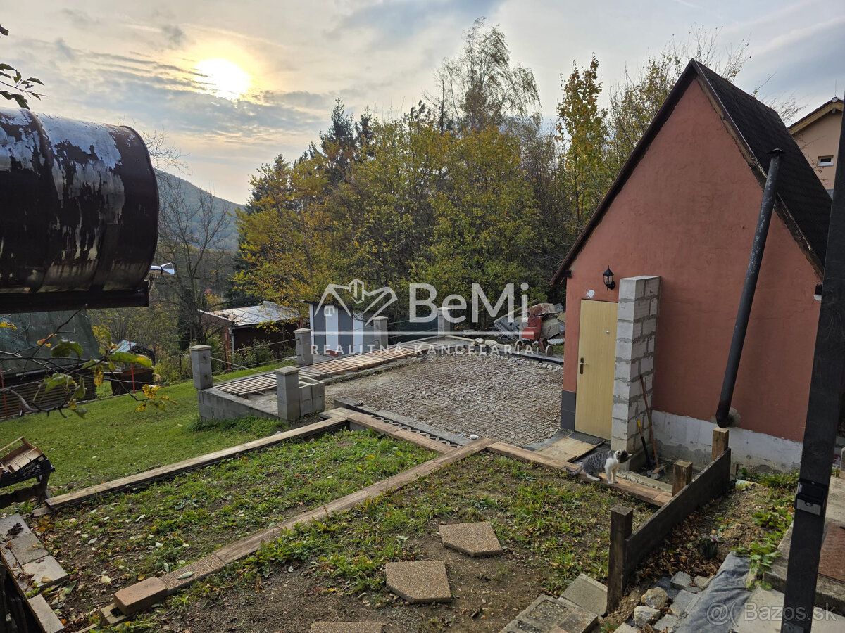 Rekreačný pozemok s murovanou chatkou - 12