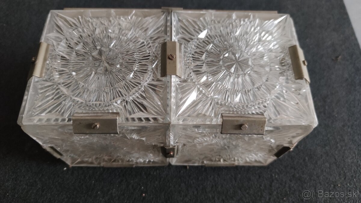 Retro věci - popelníky, bakelitové rádio, lampa,baterky - 12