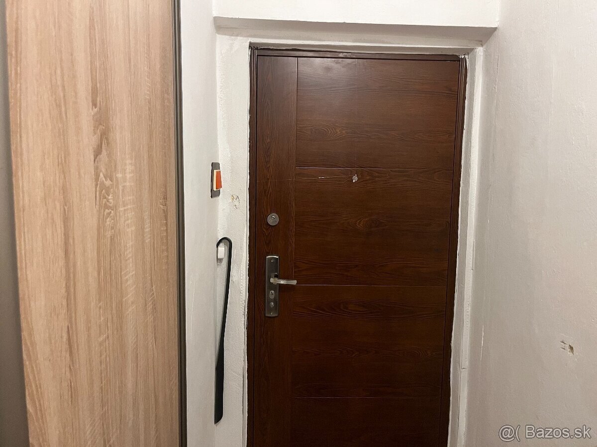 Priestranný trojizbový byt s balkónom – Lučenec - 12