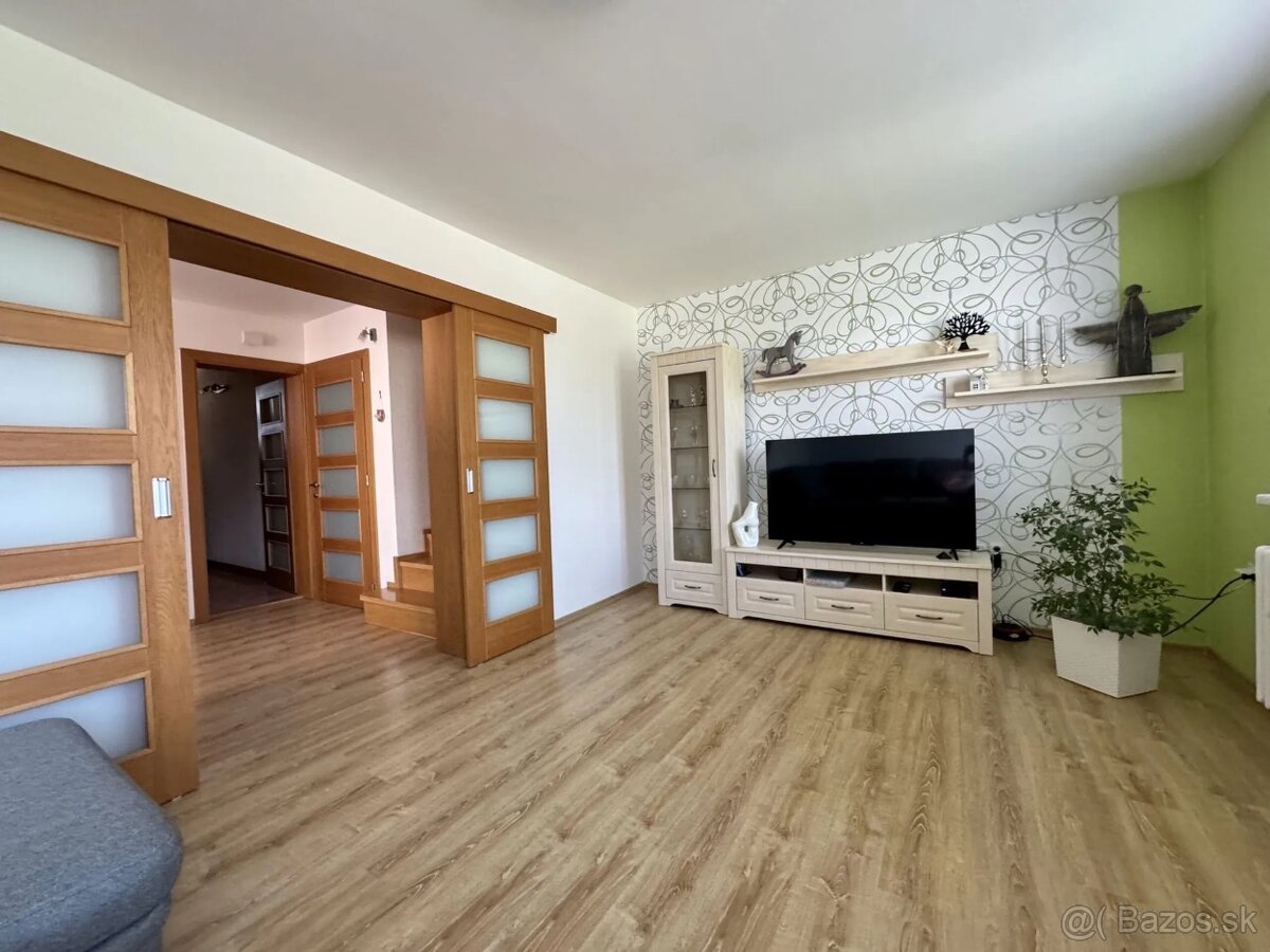 Na predaj komfortný 6-izbový rodinný dom s garážou - 12