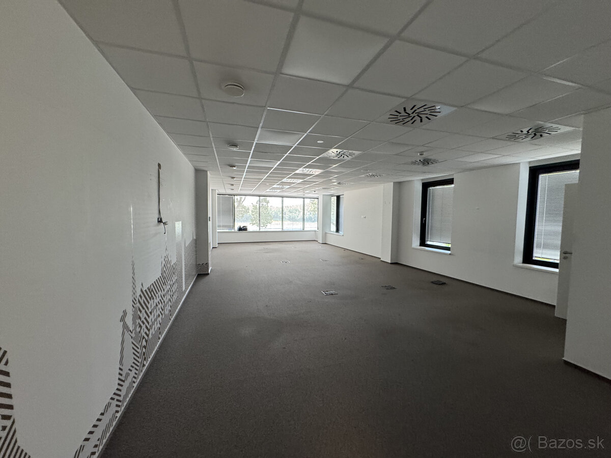 Prenájom samostatného kancelárskeho traktu 407 m² pri nábrež - 12