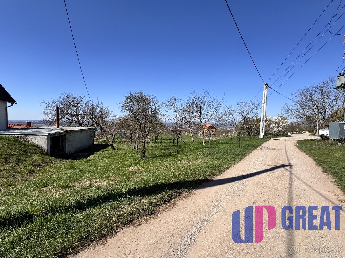 Pozemok s nádherným výhľadom na Skalicu–vinohrad so sklepom - 12