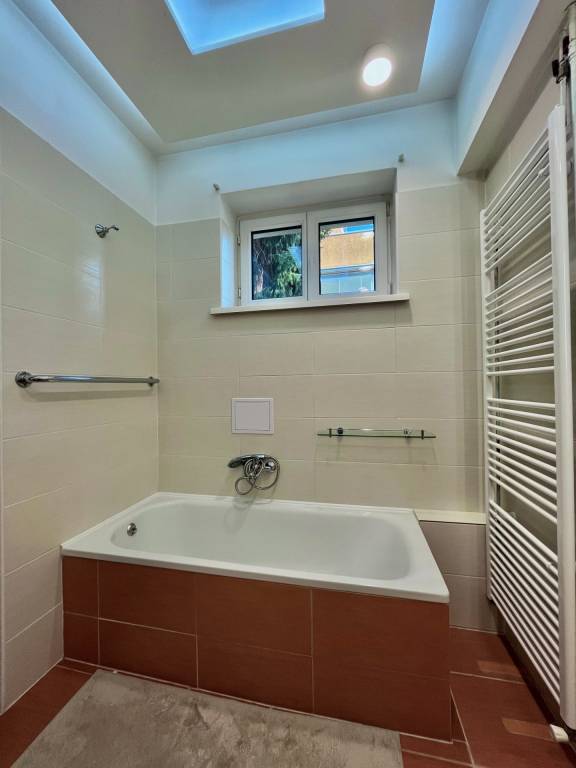 Štýlový 4-izbový byt na prenájom v rodinnom dome, Staré Mest - 12