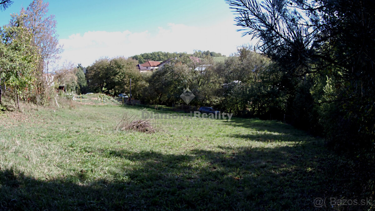 Stavebný, oplotený a slnečný pozemok s vinicou - obec Janík - 12