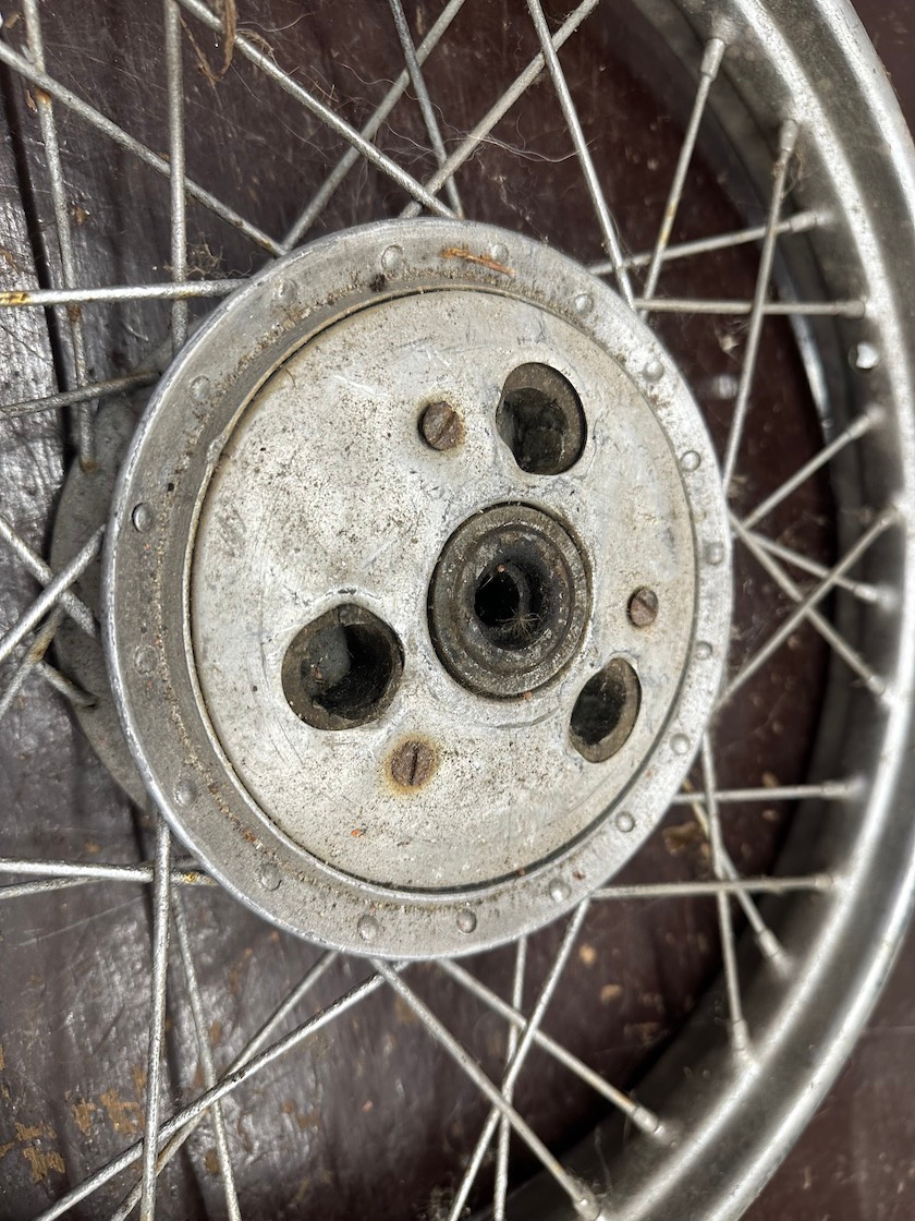 Predám koleso s plášťom, stred s ráfikom JAWA pionier 555 - 12