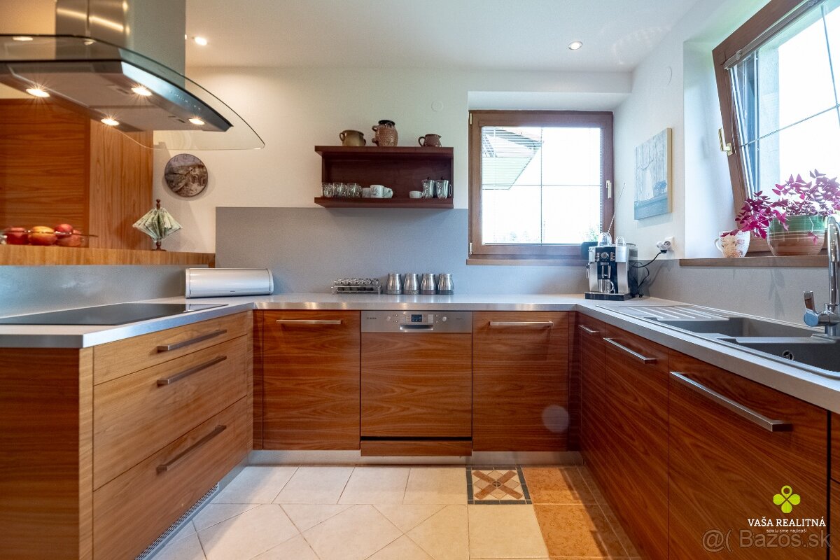 Úchvatná rodinná vila s vnútorným bazénom - 12