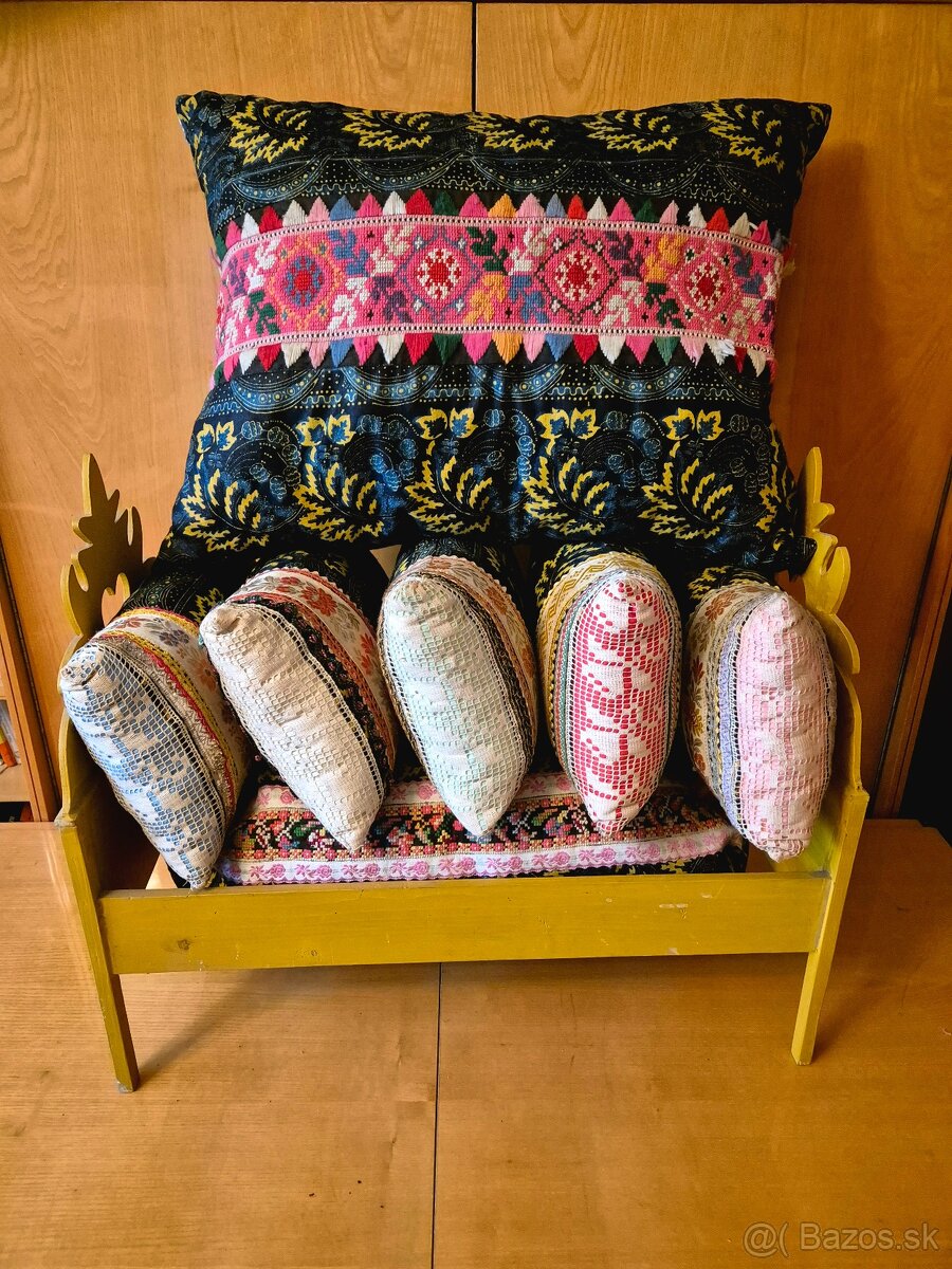 Predám veľkú postielku z vyšívanými vankúšmi - 12