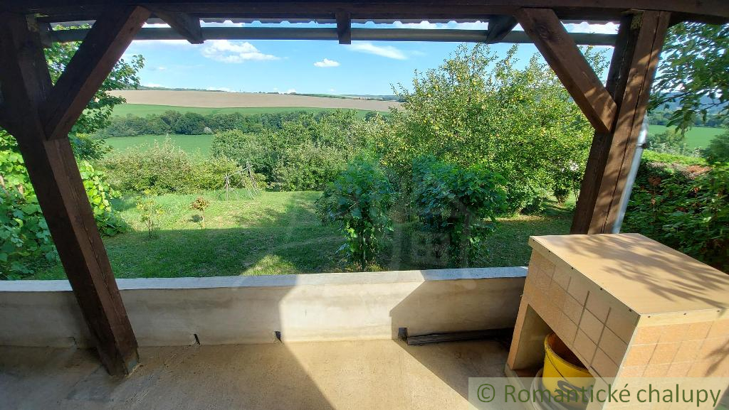 Chata s peknou, udržiavanou záhradou v ZO Opendáky, okr. S - 12