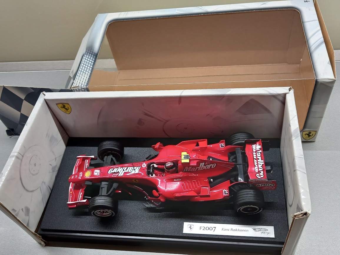 F1 FERRARI F2007 2007 MARLBORO RAIKKONEN HOTWHEELS 1:18 - 12