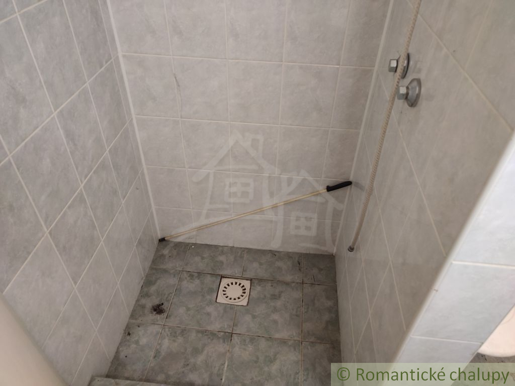 Staršia chalupa s hospodárskymi budovami na pozemku 1550 m - 12