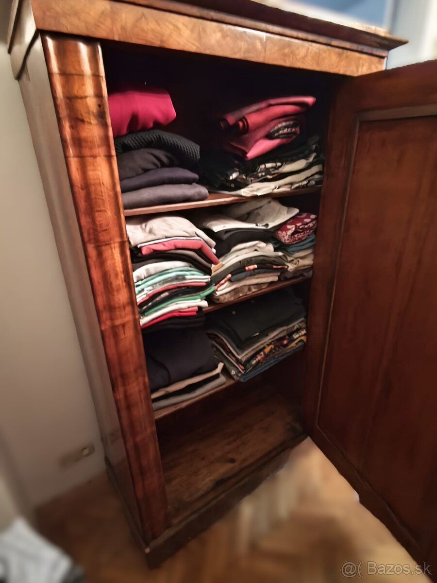 Skvost pre Váš interiér: Stará drevená skriňa s príbehom - 12