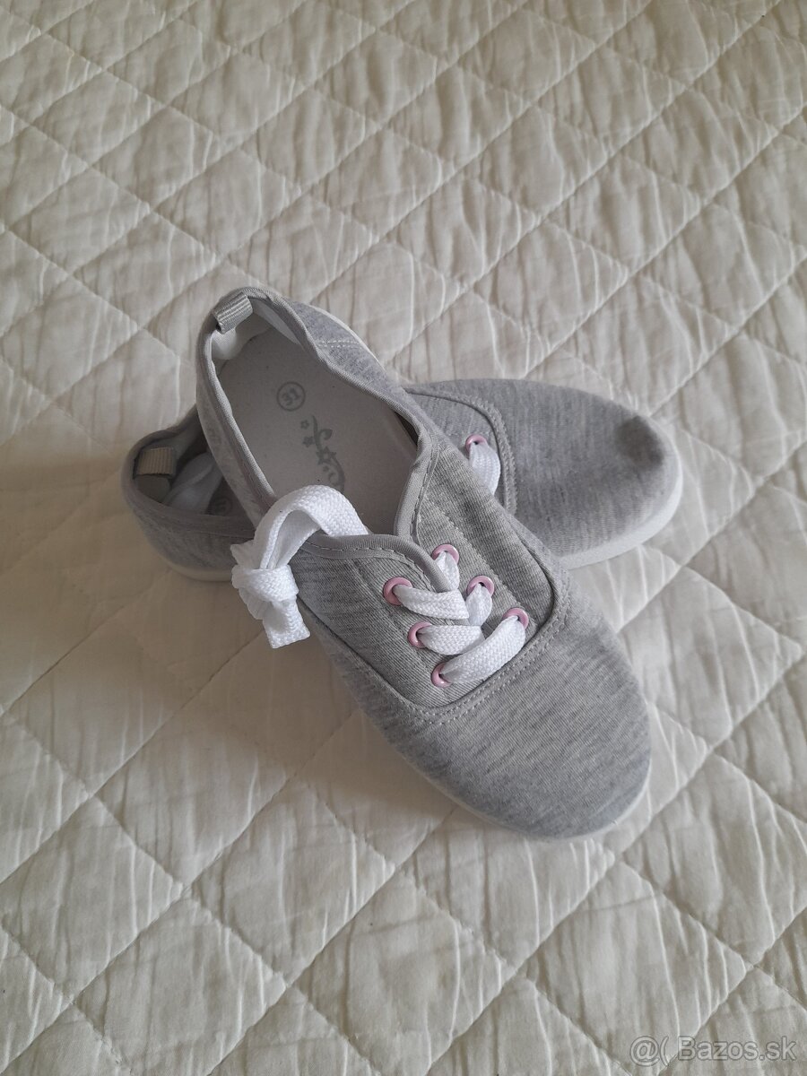 Tenisky, hálovky a šľapky - 12