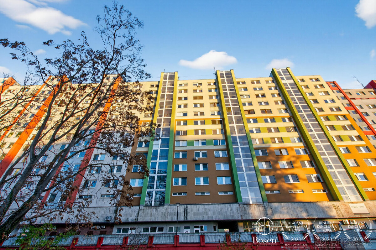 BOSEN | Na predaj zariadená garsónka s loggiou Rovniankova u - 12