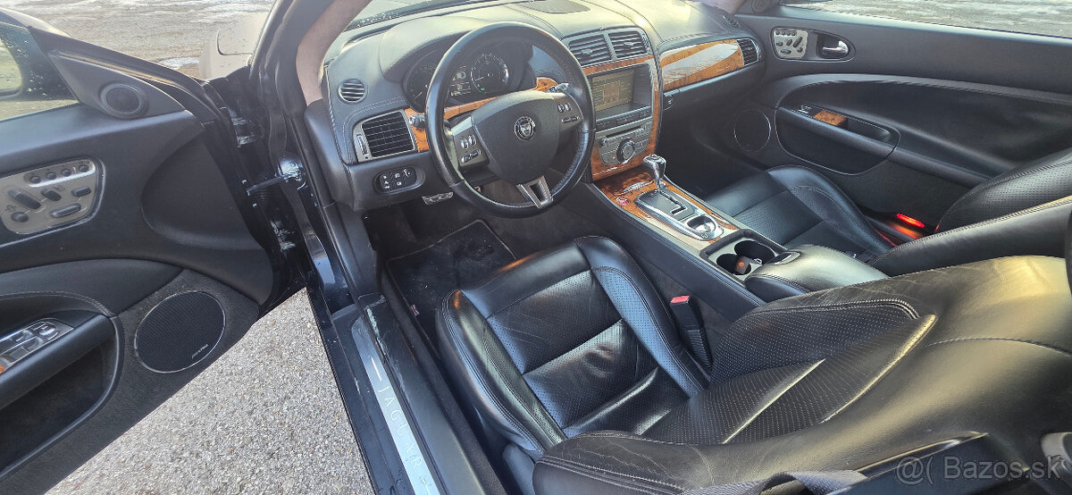 Jaguár XK 4.2 V8 - 12