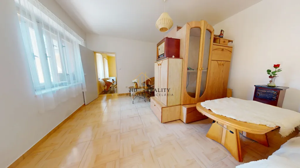 Rodinný dom s veľkým pozemkom v obci Chrťany - 12