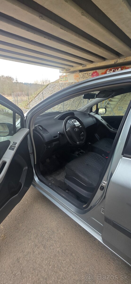 TOYOTA Yaris - 12