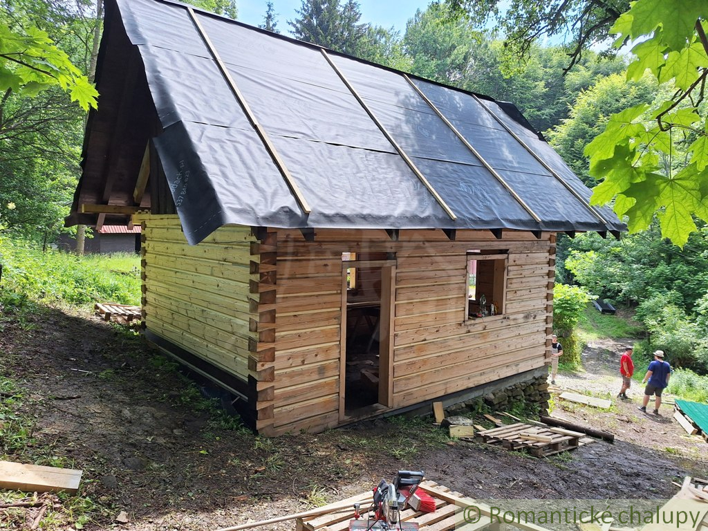 Dve drevenice na jednom pozemku v horách Javorníkov na pre - 12