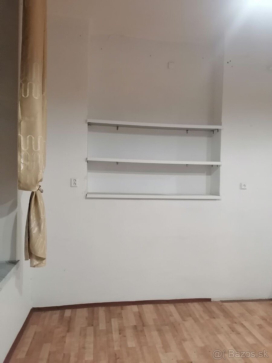 na predaj nebytový komerčný priestor - Handová - 12