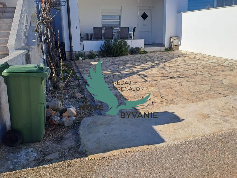 Chorvátsko - Domček v radovej zástavbe s pred záhradkou - 12