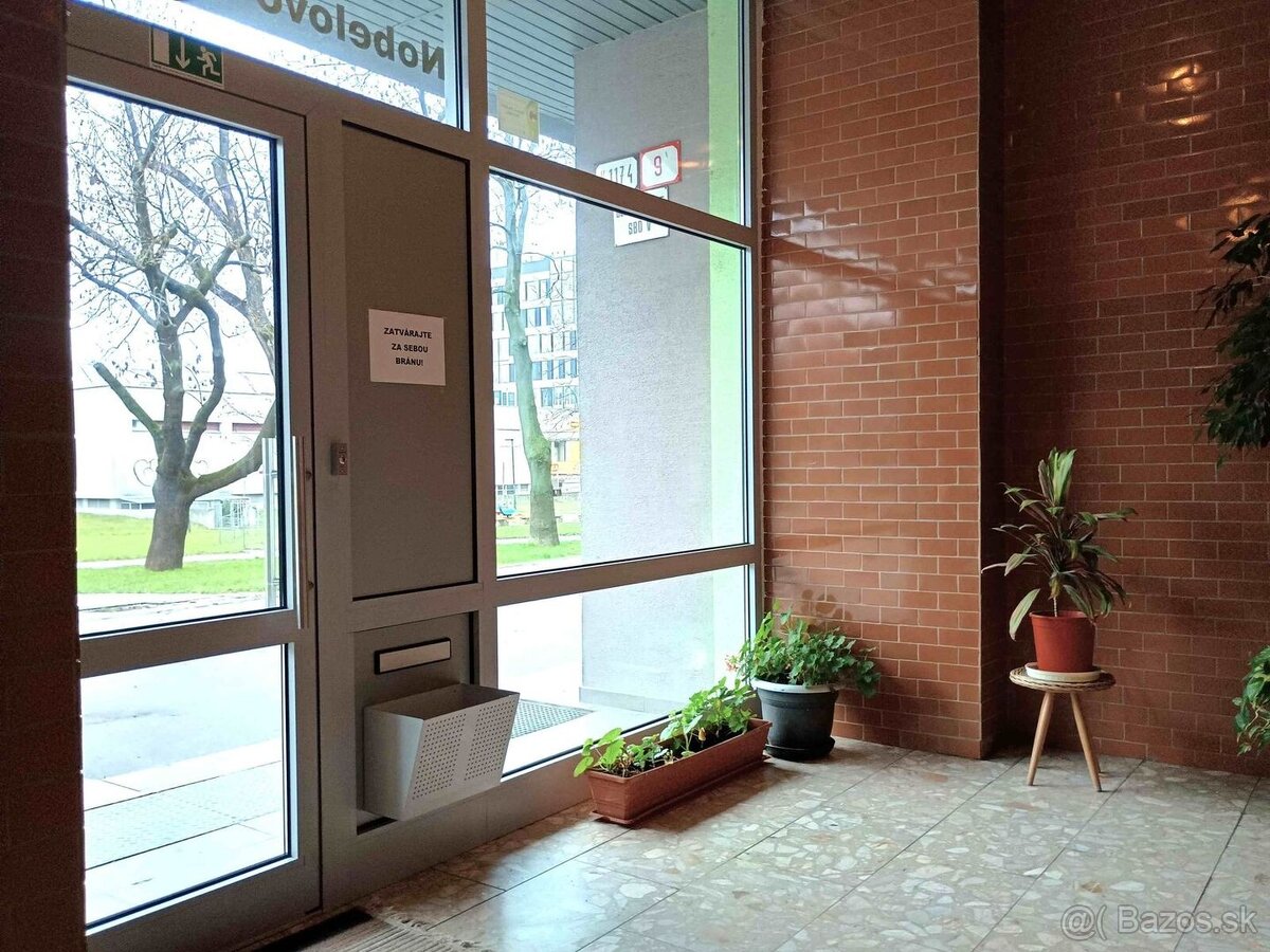 1-izbový byt vo vyhľadávanej lokalite, Nobelovo námestie, BA - 12