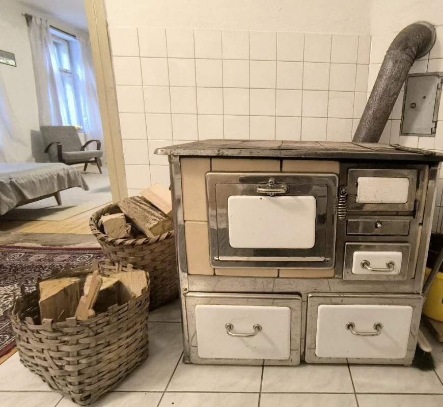 VKUSNE REKONŠTRUOVANÁ S CITOM ZARIADENÁ SLNKOM ZALIATA CHATA - 12