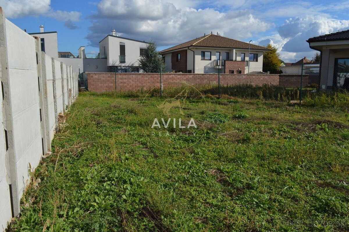 TOP NA PREDAJ: zaujímavý stavebný pozemok 654m2 - Majcichov - 12