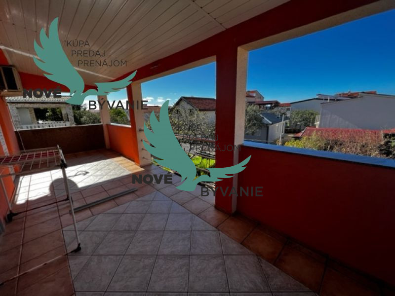 Na predaj dom s 3 apartmánmi len 250m od mora, Chorvátsko - - 12