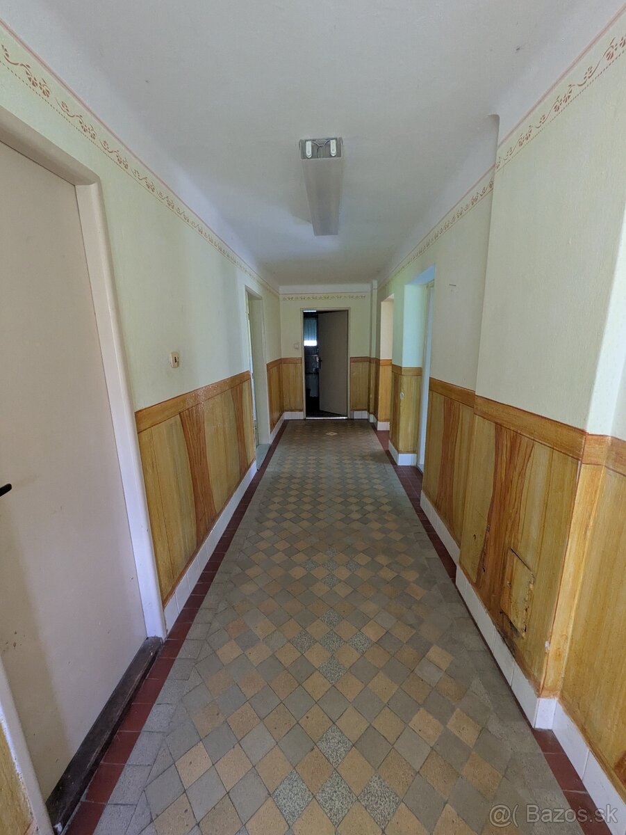 Predaj rodinného domu na polosamote s veľkým pozemkom - 12