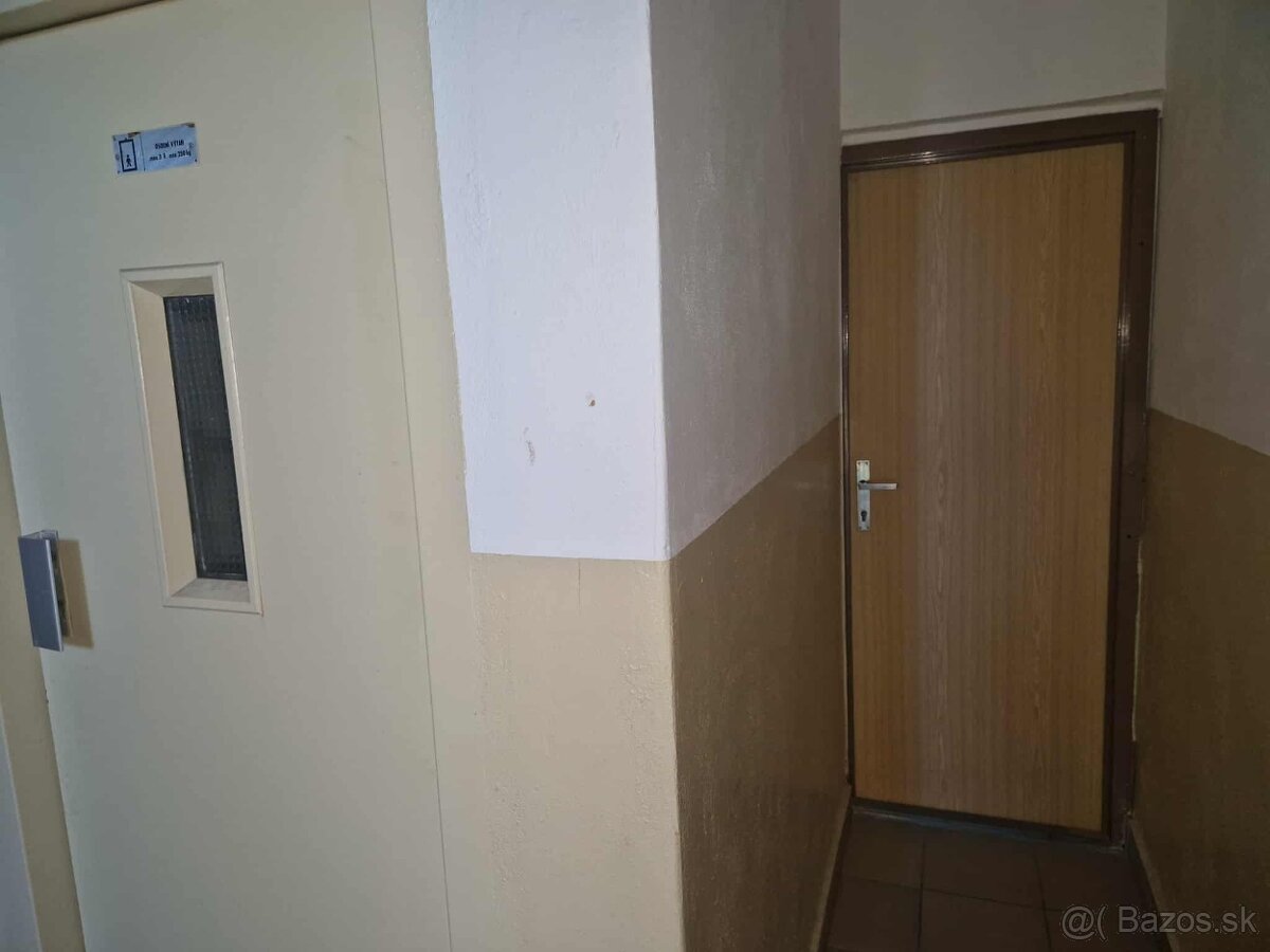 Na prenájom izbový byt s balkónom Handlová - 12