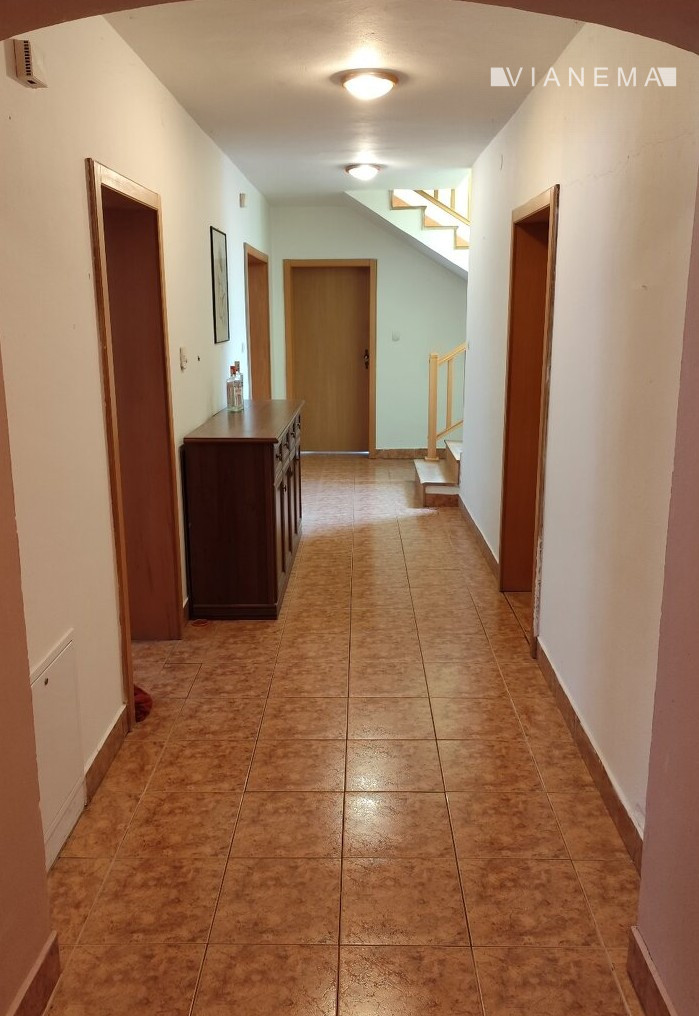 Dvojpodlažný 7 izbový rodinný dom s bazénom - 12
