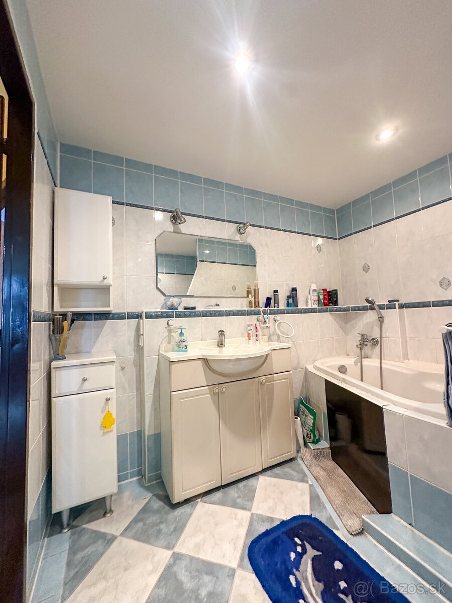 Pražský typ byt Nad Jazerom, Vážecká ulica - 12