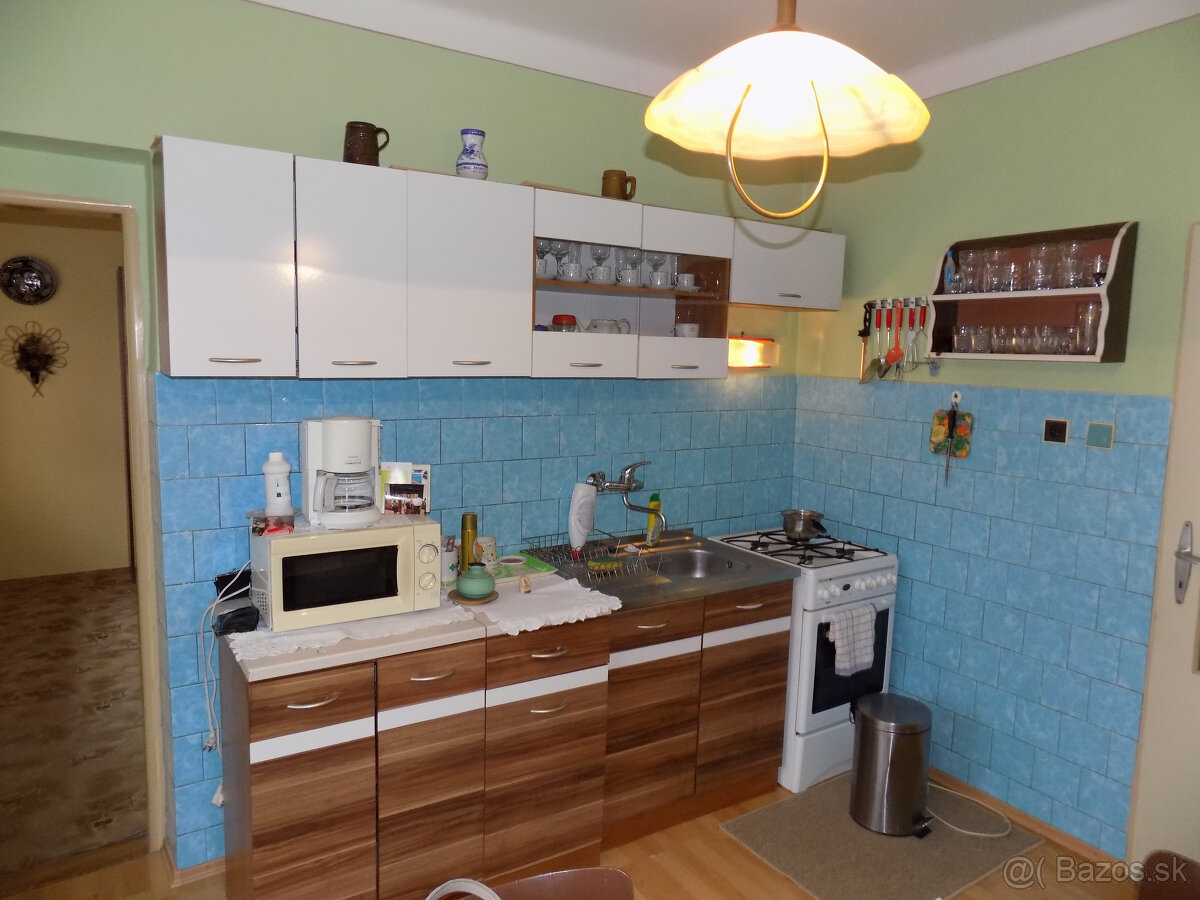 Poschodový dom v Tvrdošovciach v centre obce vhodné aj na - 12