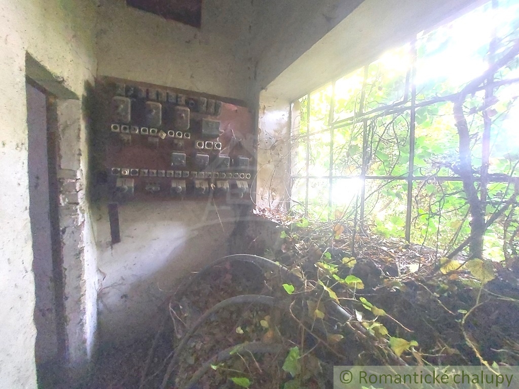 Priestranná budova blízko Dunaja vo vinárskej dedinke Moča - 12