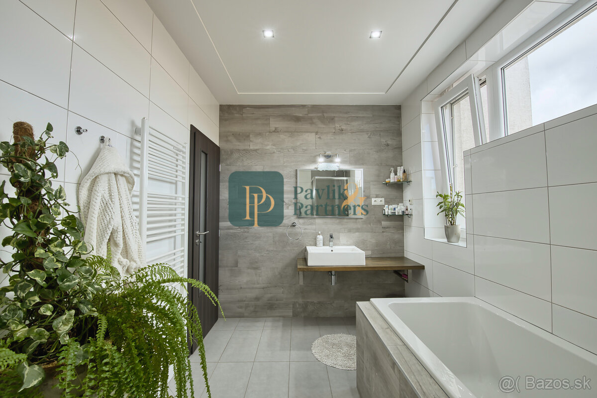 Predaj 4 izbový moderný rodinný dom, garáž, zariadený - 12