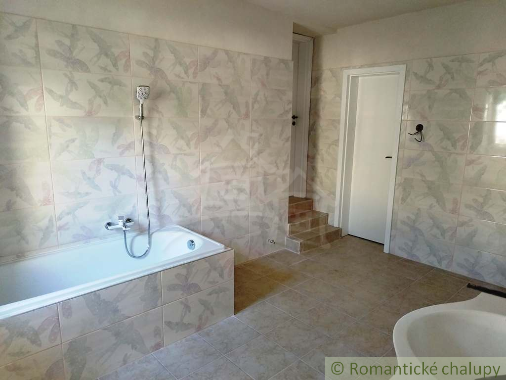 Rekonštruovaný gazdovský dom v pokojnej obci Kleňany v okr - 12