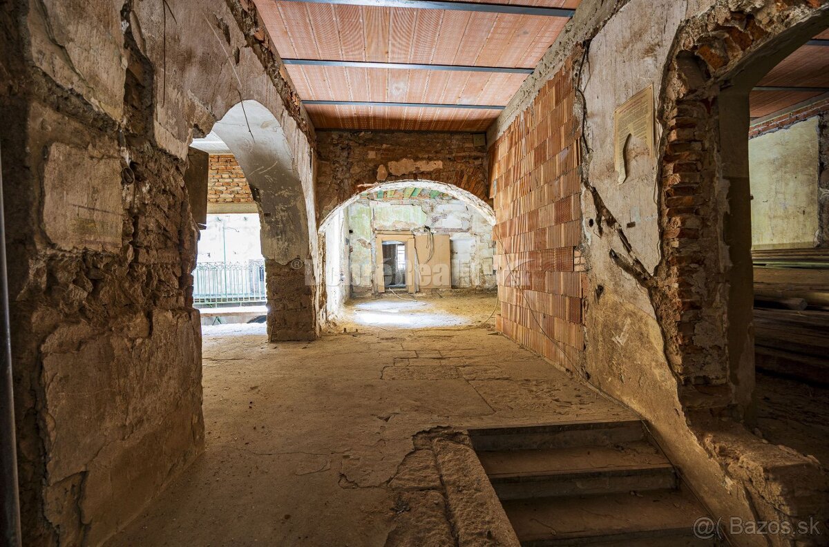 PREDAJ - investičná príležitosť - historocká budova Banská Š - 12