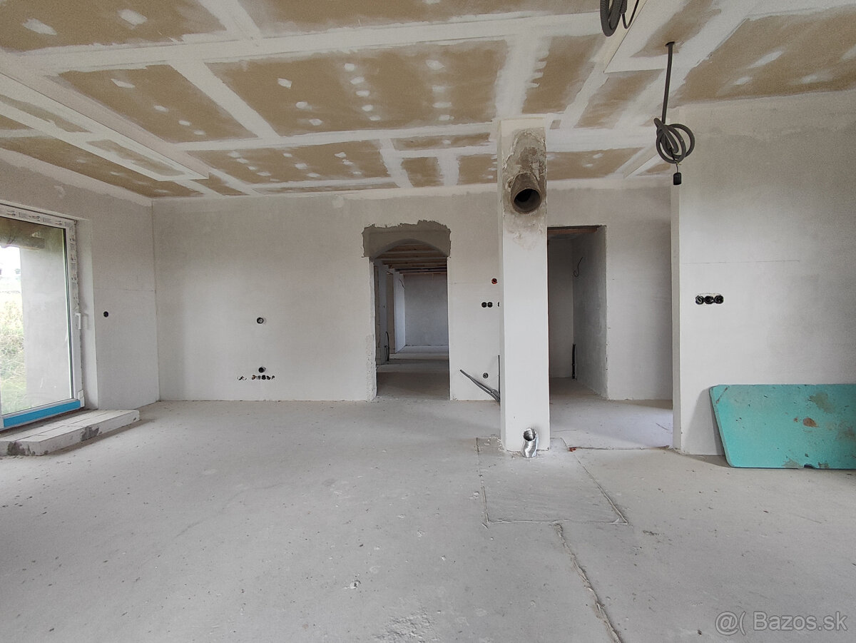 Rozostavaný 4 izbový rodinný dom na veľkorysom pozemku 1050 - 12