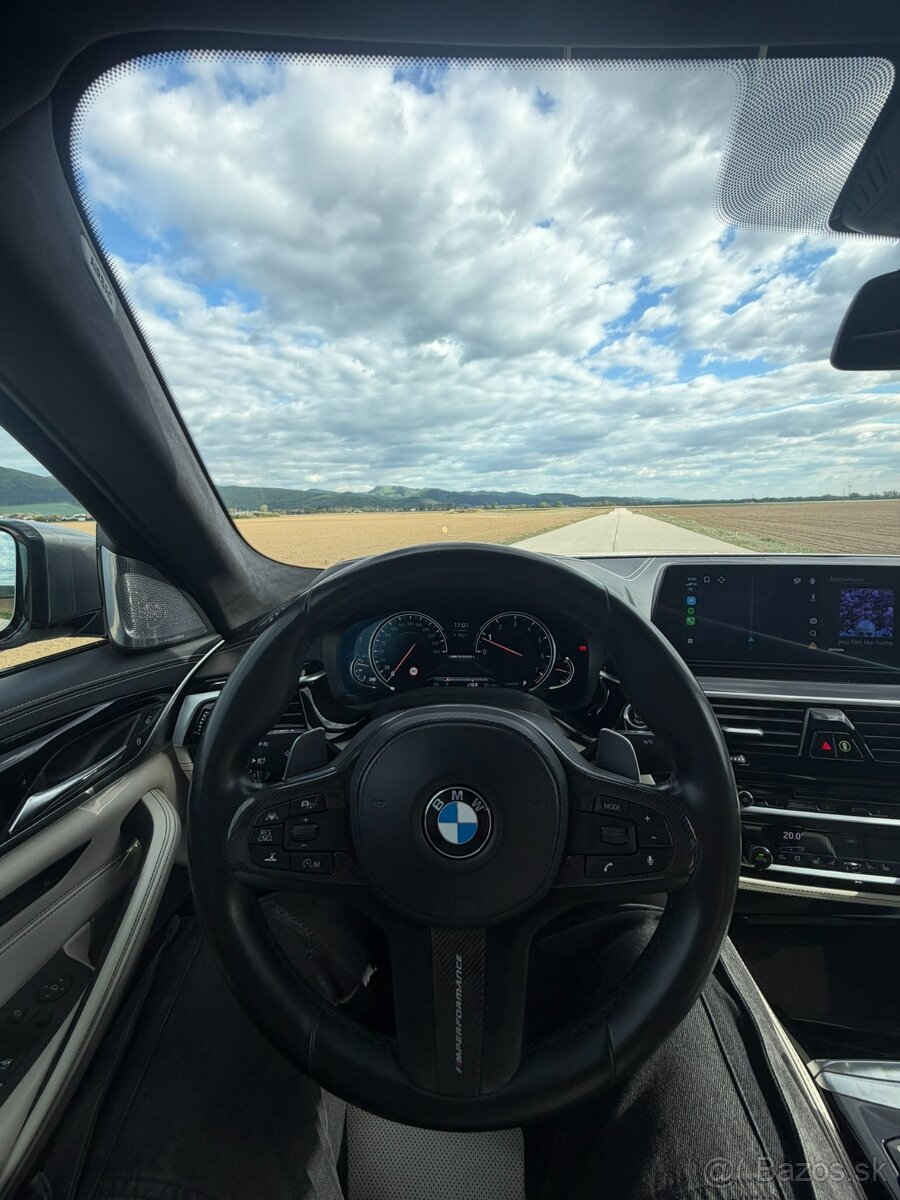 BMW M550i xDrive - 12