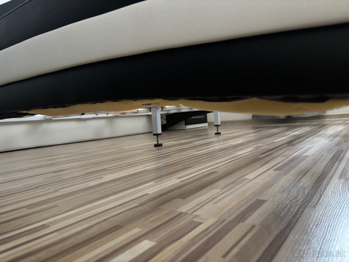 Posteľ, nočné stolíky, nočné lampy - 12