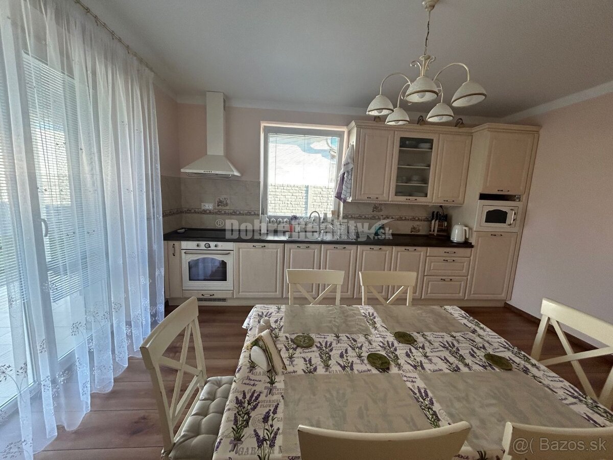 Unikátny 4 izbový rodinný dom pri jazere, kompletne zariaden - 12