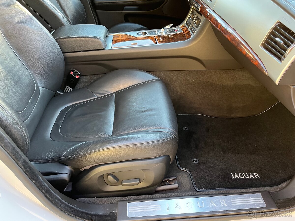 Jaguár XF - 12
