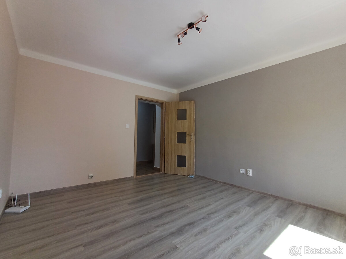 2-Izbovy byt v Komarne na prenajom. - 12