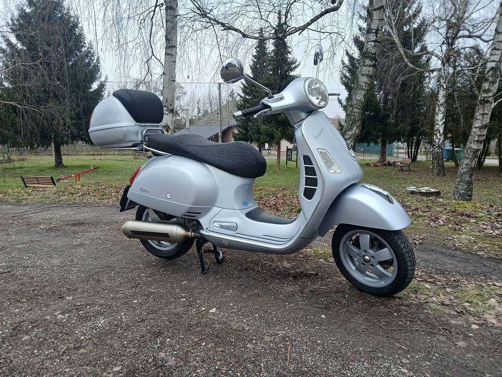 Piaggio Vespa GTS 250 - 12