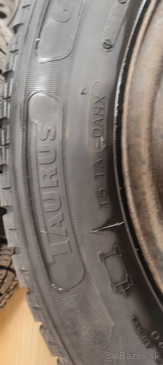 Predám 4 zimné pneumatiky s diskami Škoda octavia 2 - 12