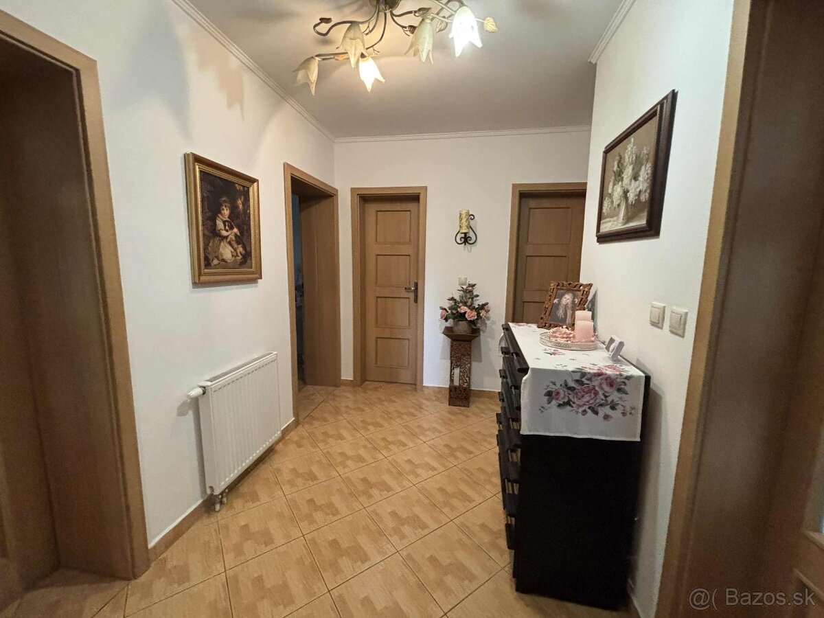 Predáme krásny 6 izb dvojgeneračný RD len 7 km od Nitry - 12