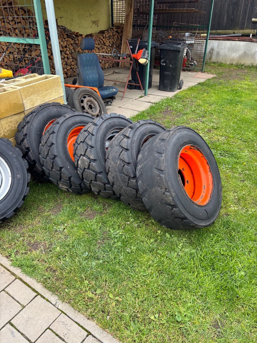 Šmykom riadený nakladač Locust 753 - 12