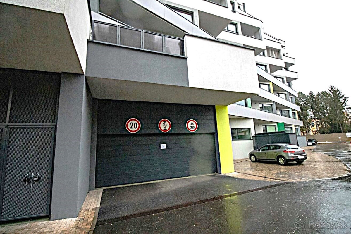 Vnútorné parkovacie miesto blízko Centra, Strojárenská - 12