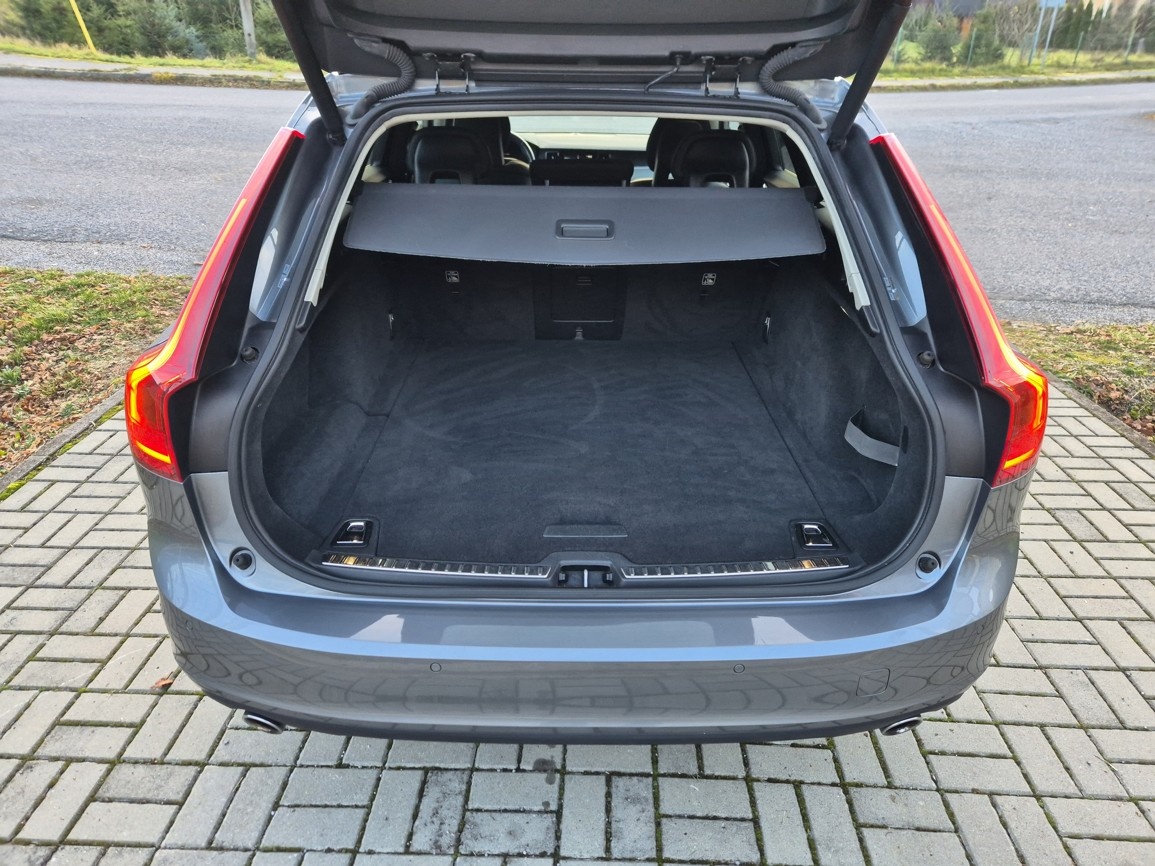 Volvo V90 D4 2.0L Momentum AWD A/T 140 kW - 12